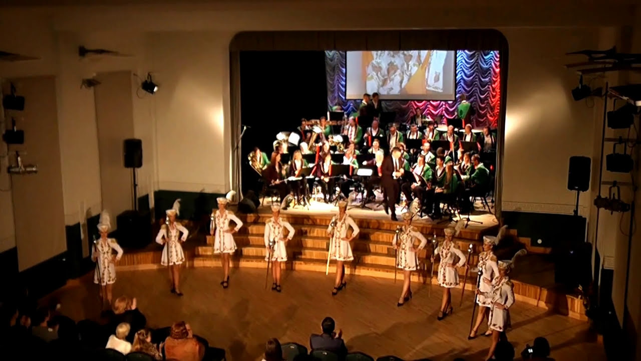 Latin march - Pūtēju orķestris Talsi - Majorettes Latvia
