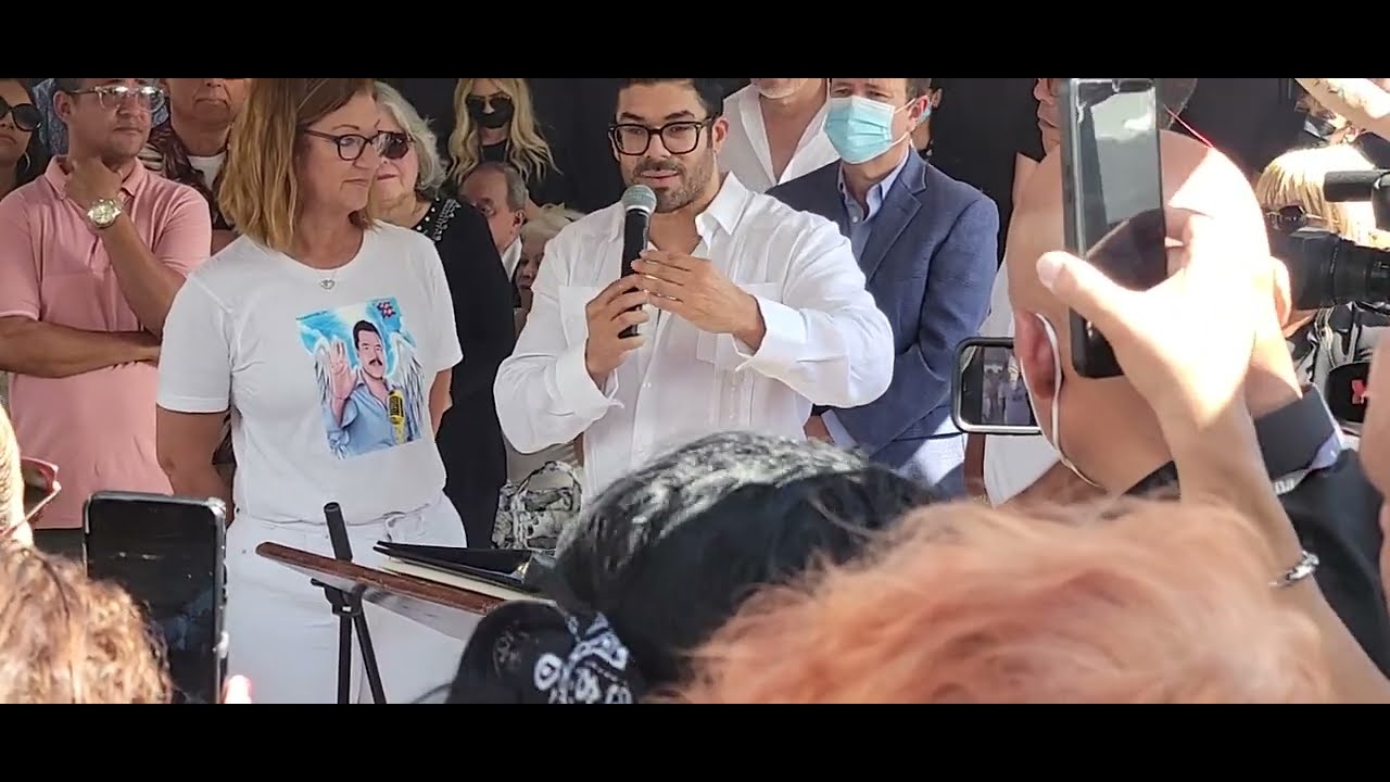 Jerry Rivera en el velatorio de Lalo Rodriguez