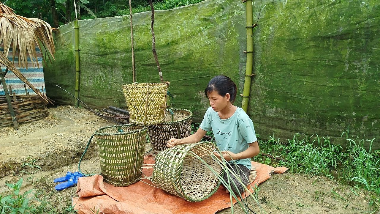 Bamboo basket weaving process - Harvesting green vegetable gardens to sell at the market .