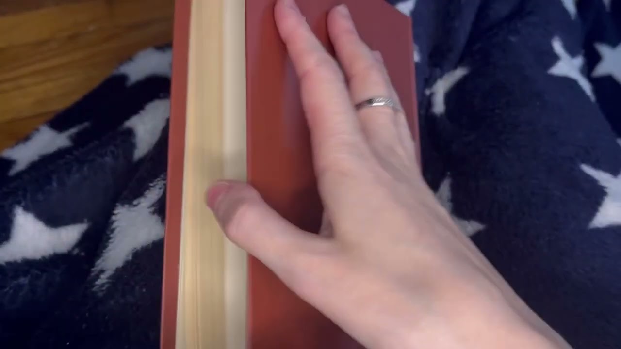 ASMR reading in Russian and English | Exploring my bookshelves before you fall asleep