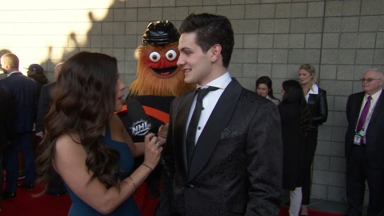 Gritty interrupts Mat Barzal's interview on the red carpet