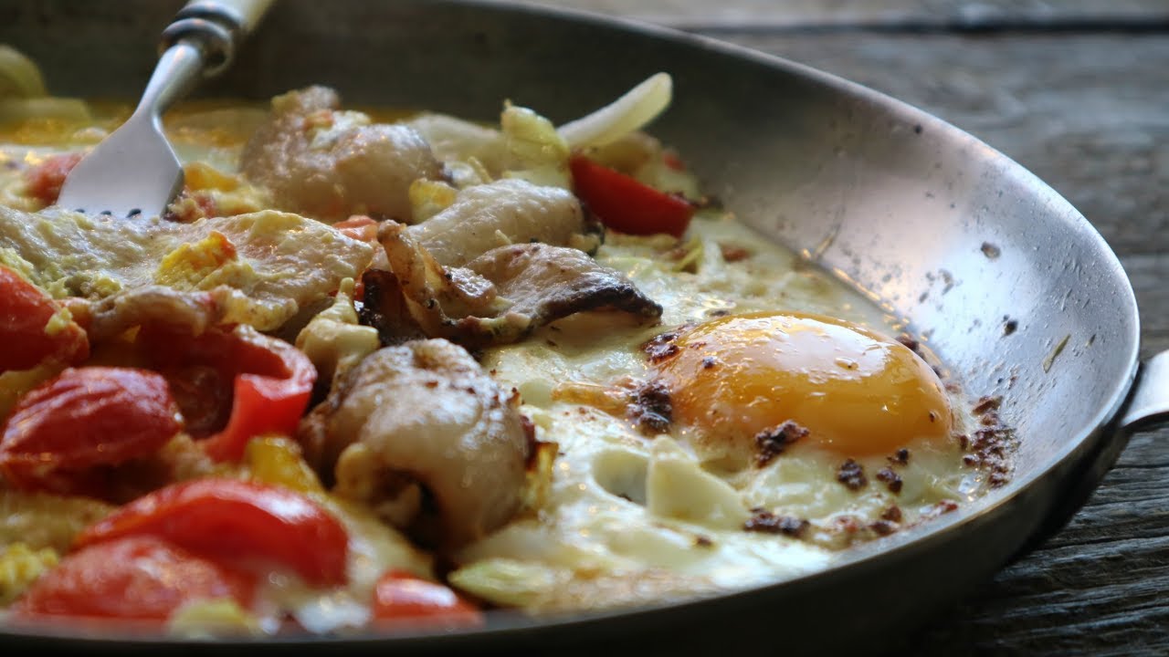 Яичница по деревенски с салом и помидорами. Еда для сильных людей | Яешня з салам | Omelette