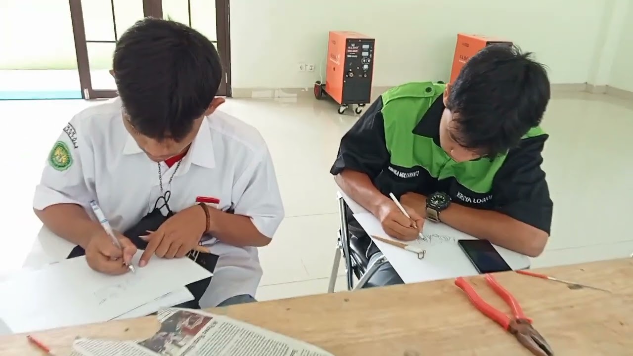 tehnik Ukir tekan / sudet, oleh siswa jurusan Kriya Logam MAN 2 Bantul