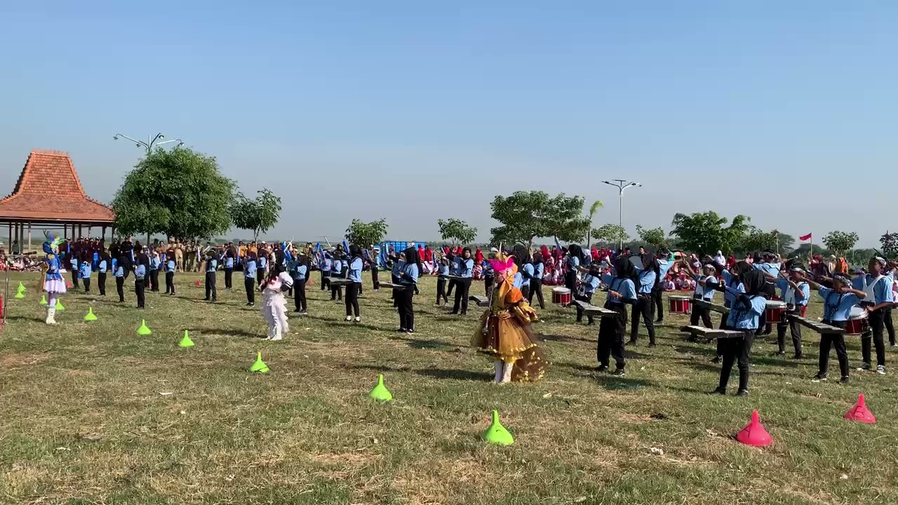 kegiatan drumband Mi Sabilul Huda upacara hari kemerdekaan