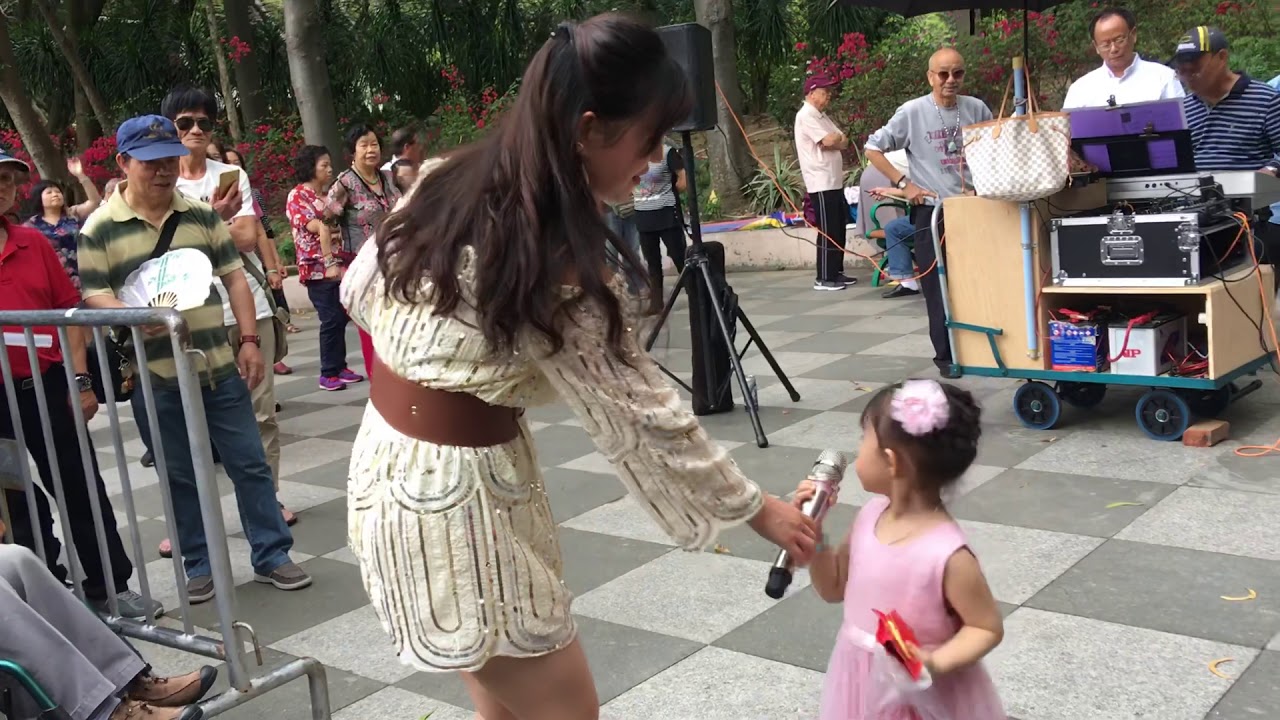 不到三岁的小女孩什么歌都会唱！ 屯门公园表演  旺角菜街艺人  2018  4 20   小女孩 舞女和伤不起