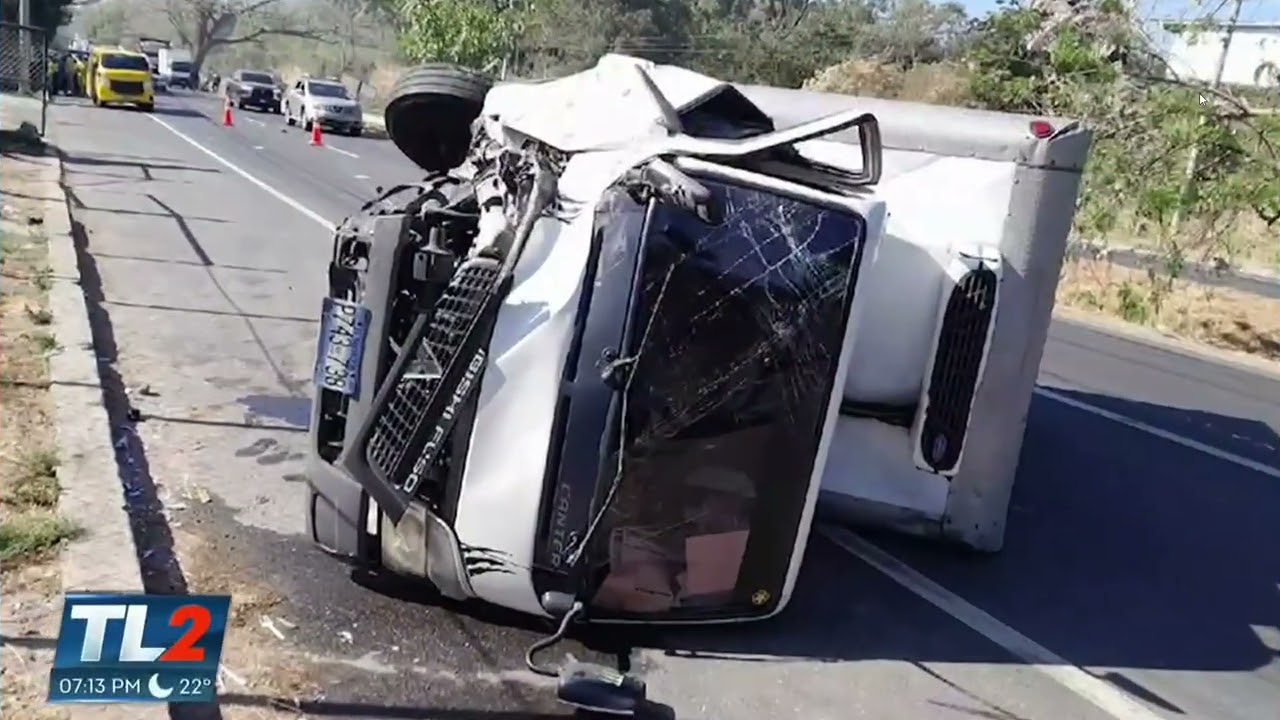 Triple accidente deja tres lesionados, entre ellos un menor de edad, en el bulevar del Ejército. TL2