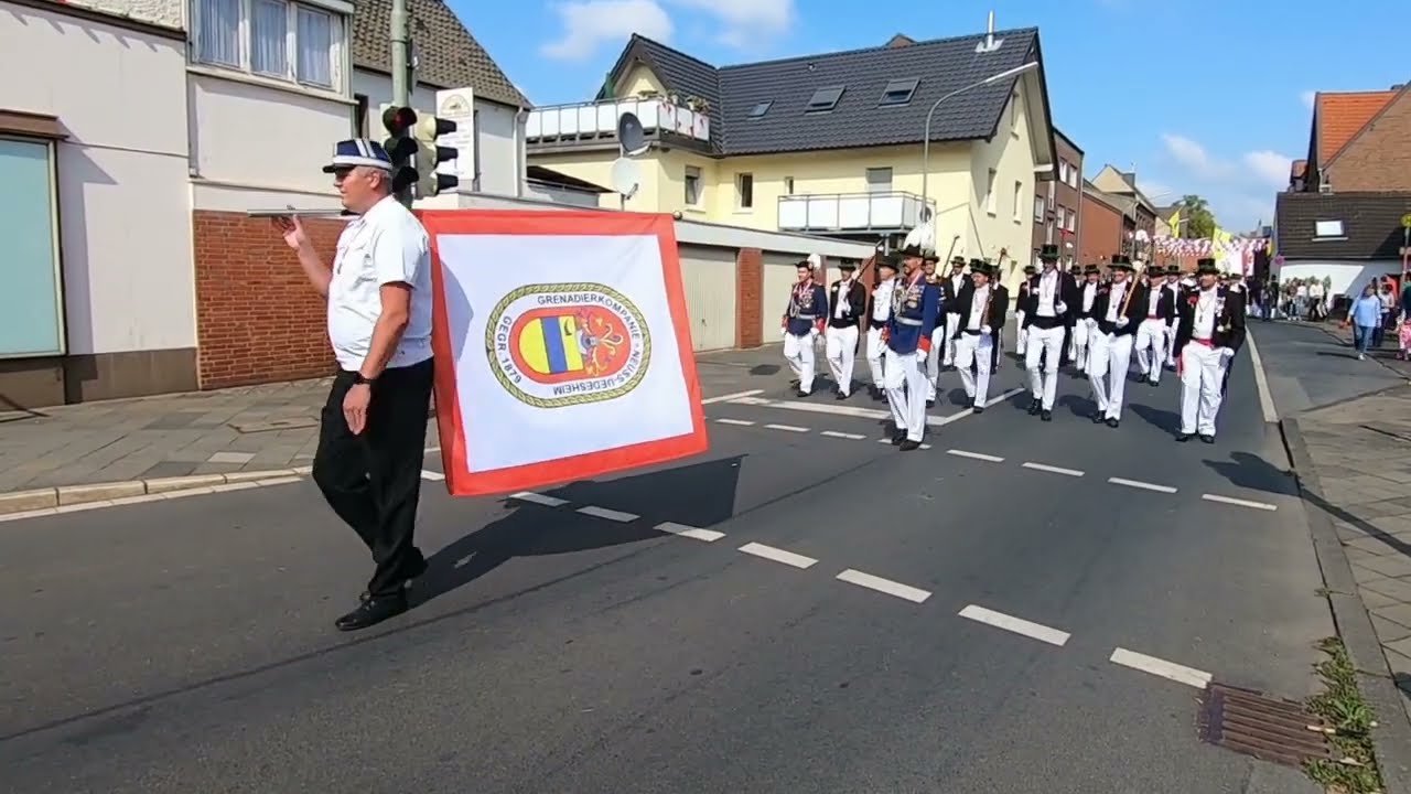 Schützenfest am 11. 09. 2022 in Uedesheim: Der Aufmarsch zur Regiment Abnahme