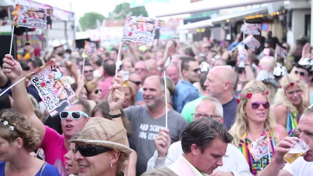 De Sjonnies en Bennie Solo Live op de Kermis in Volendam