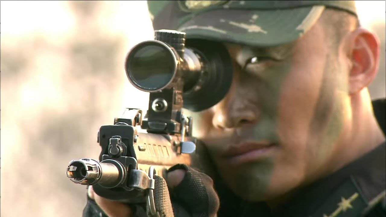 軍事首長故意刁難何晨光 ，給他一把壞槍打靶，結果下一秒何晨光的操作驚呆全場！🚩戰爭