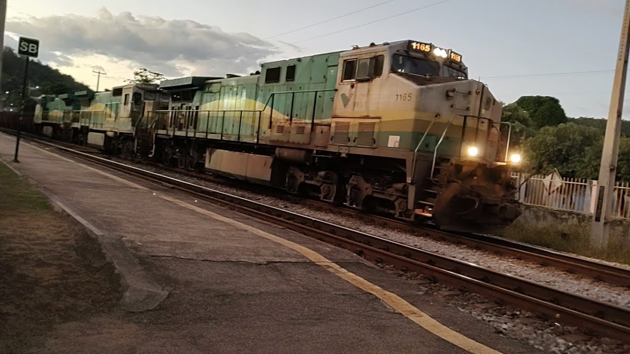 Trem Cargueiro de Minério de Ferro da Vale Parado Troca os Maquinista e Arranca Seguindo seu Destino