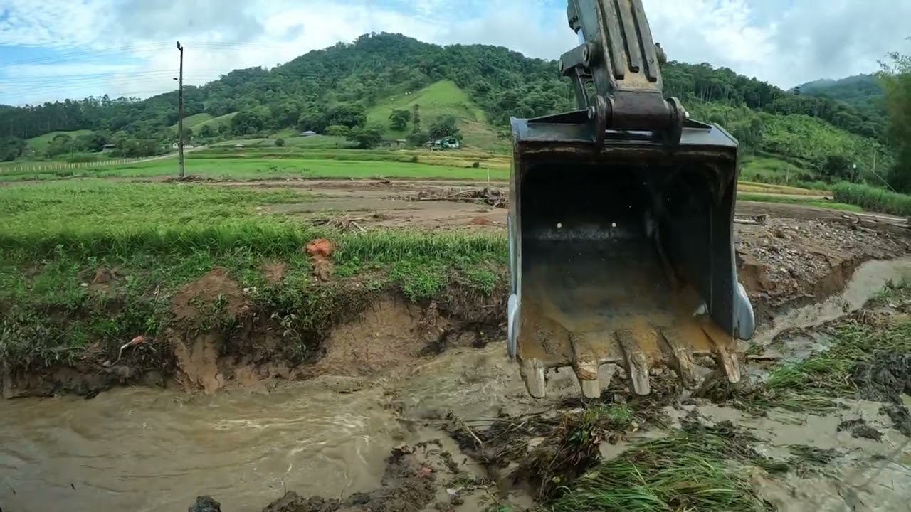 Escavadeira tirando areia de rio de enxurradas 😓😓😓✌️