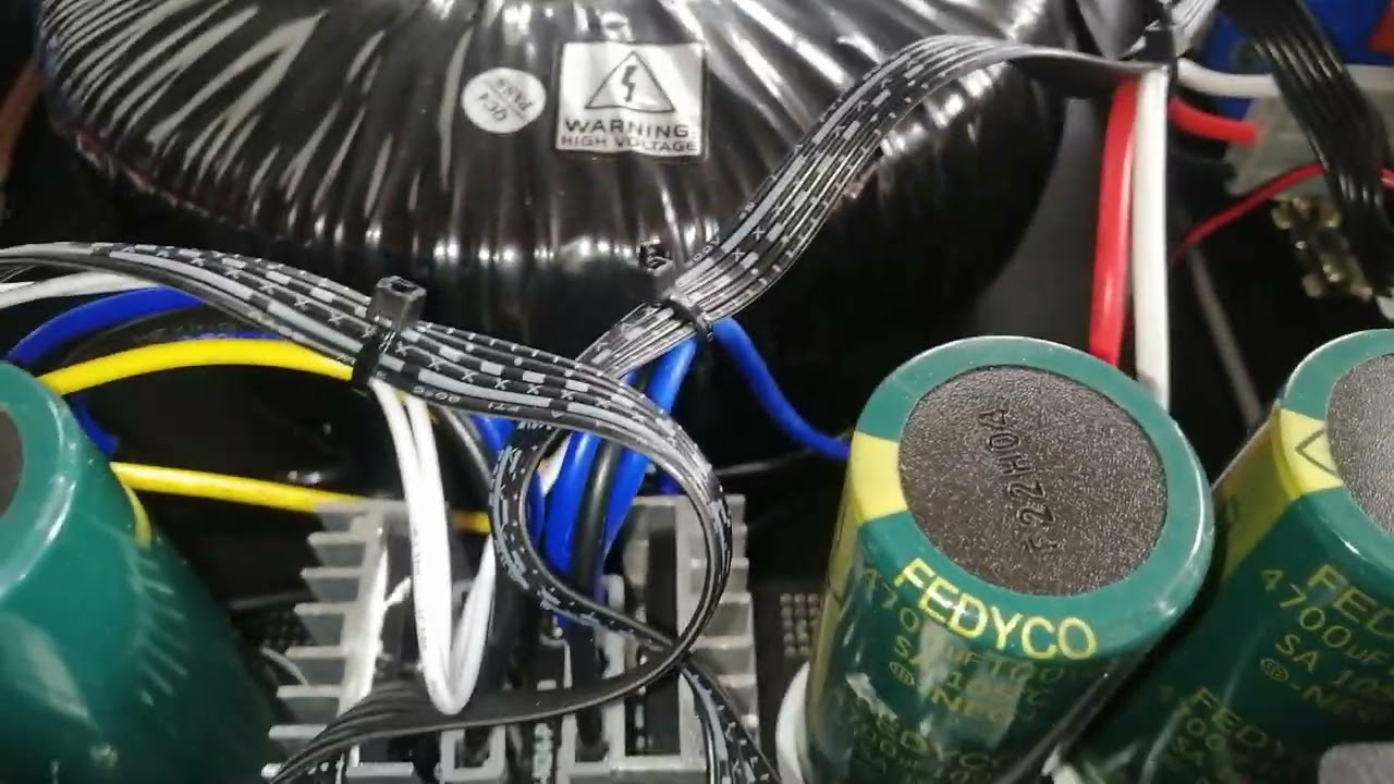 crown uw750 power amplifier. solid ang tunog napakalinaw at malakas.