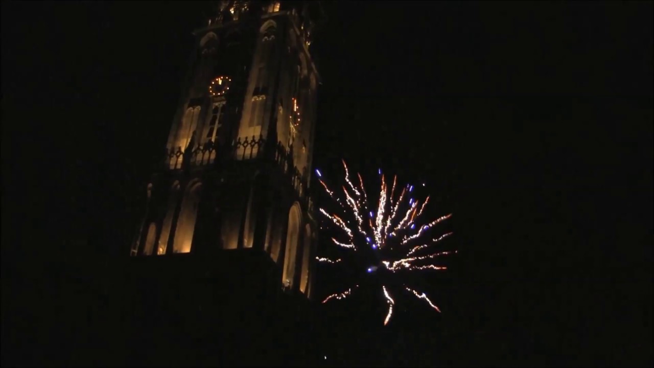 Domklokken en vuurwerk nieuwjaar 2018 op het Domplein in Utrecht