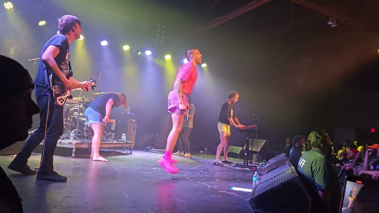 Manateen - Horse The Band Live at The Glasshouse
