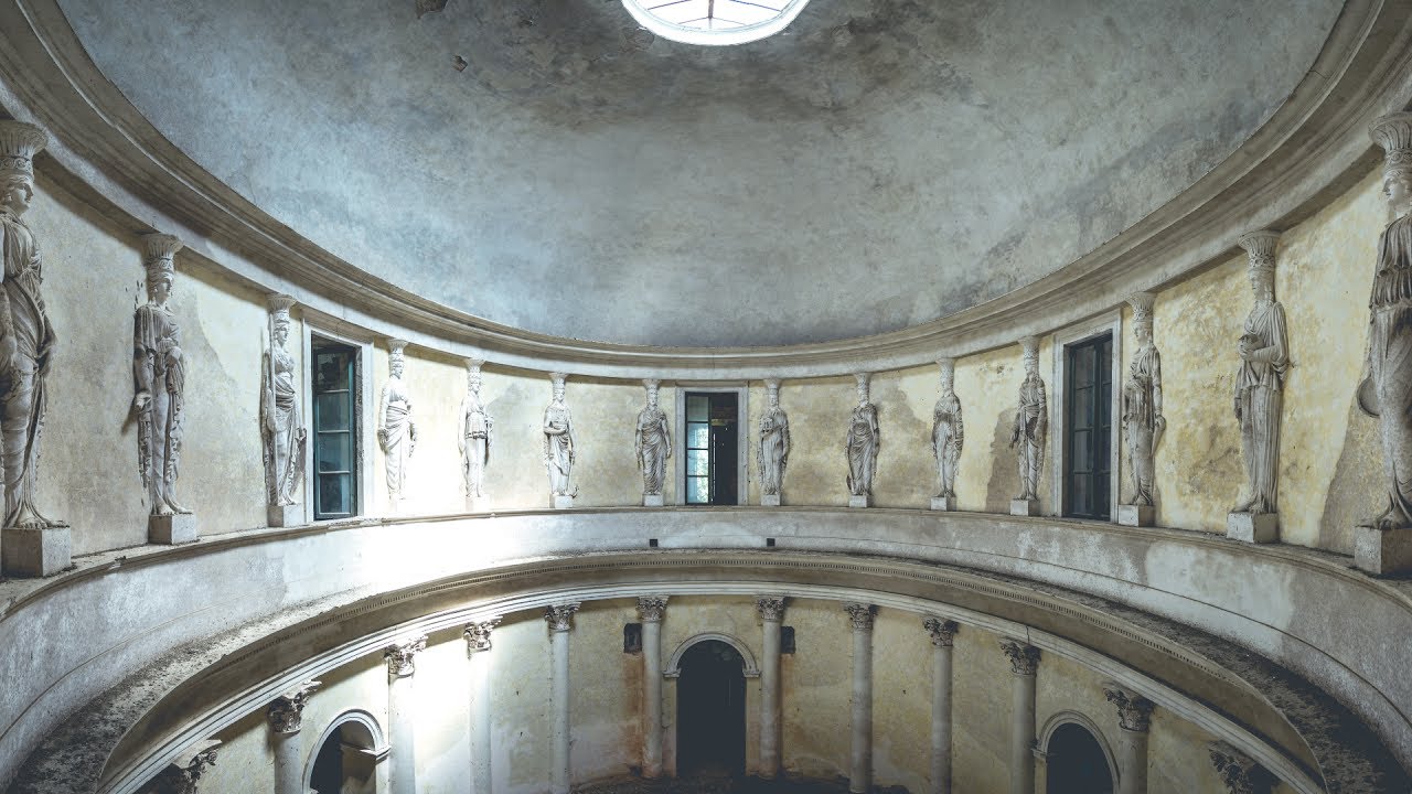 Abandoned Mansion of Statues / Urbex Lost Places Italy