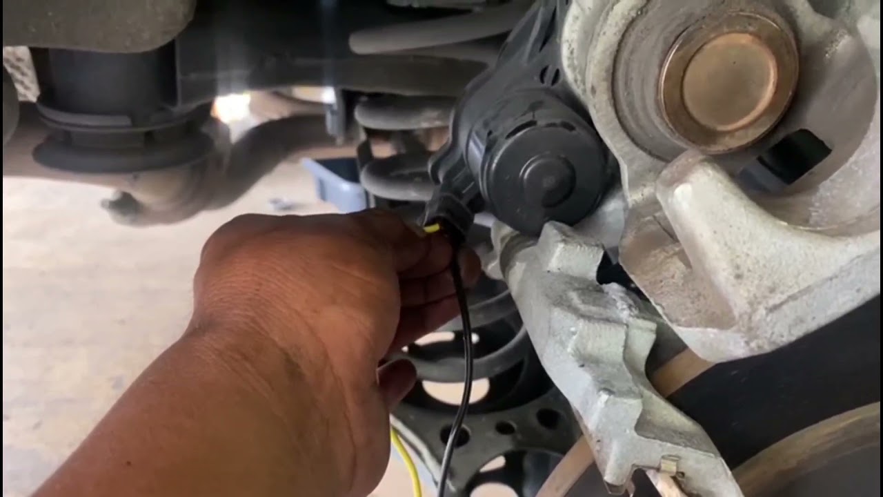 c&oacute;mo cambiar los frenos traseros de 2018 Toyota Camry sin SCANNER