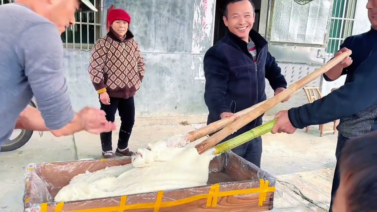 实拍江西某农村现场打糍粑，看看这打法怎么样 #我的乡村生活#打糍粑  #抖音商城年货节 #摇出我的新年本命穿搭
