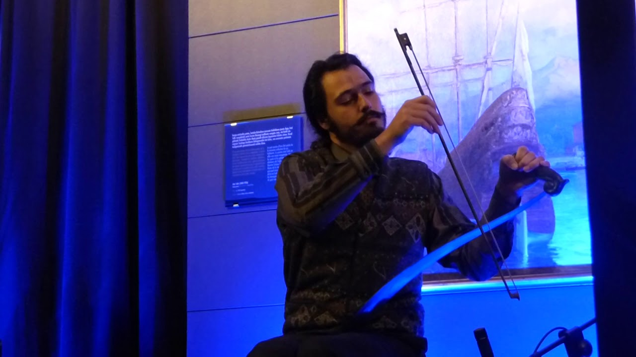 Mr. Lobster Magic Show: Adriano y el serrucho musical