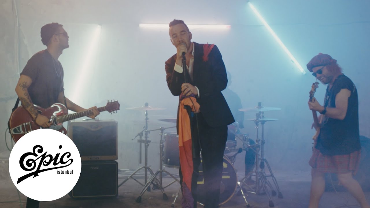 Öfkeli Kalabalık - Yaralıyım | Official Music Video