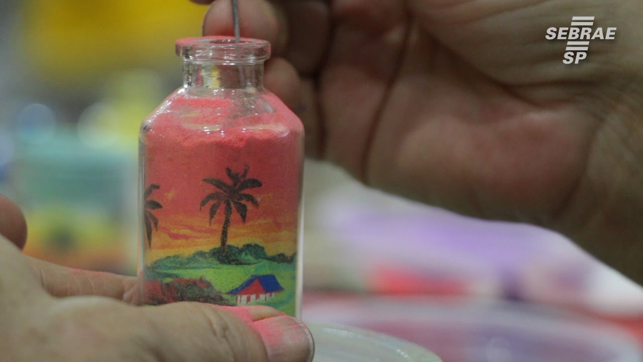 Veja como são feitas as famosas garrafinhas de areia colorida de Fortaleza