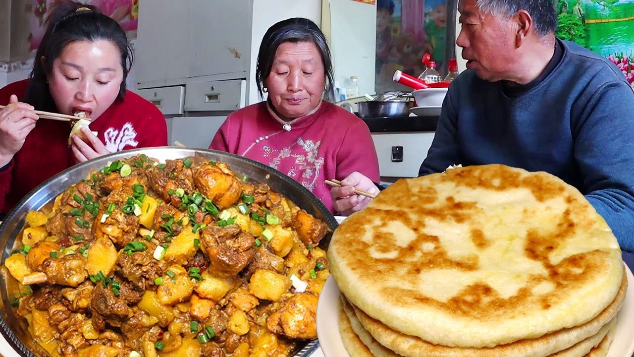 今天做个土豆炖鸡腿，土豆焦香软烂鸡腿鲜嫩入味，配上弟媳的发面大饼全家吃的太香了！【陕北改艳】