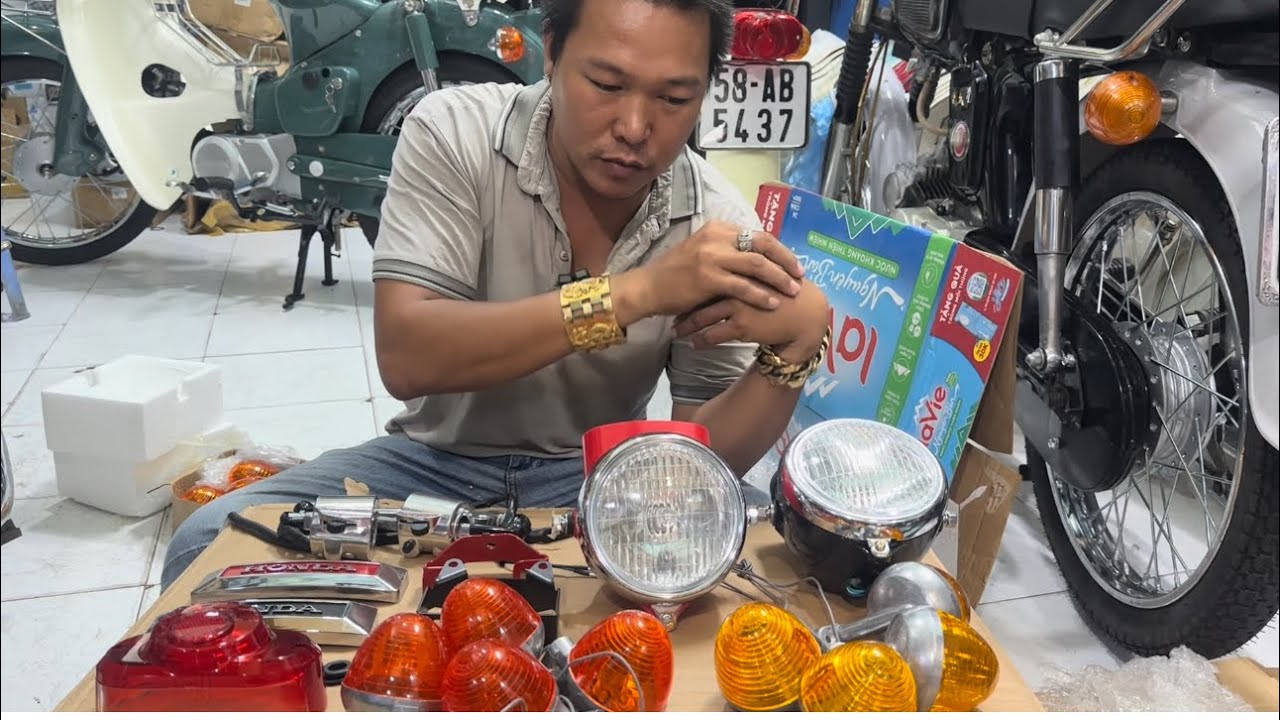 Pha đèn 67 + Xinhan chân nhôm chụp vàng chanh + logo + chụp lái