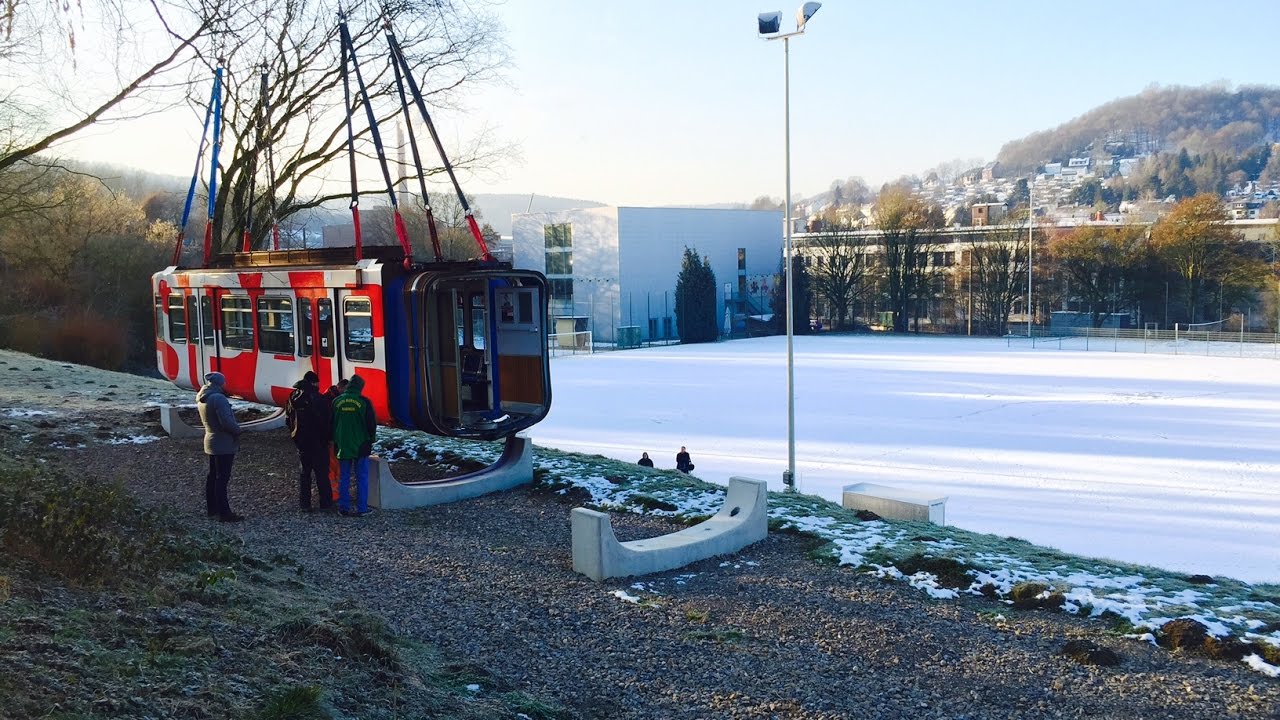 Breite Burschen Barmen bekommen Schwebebahn