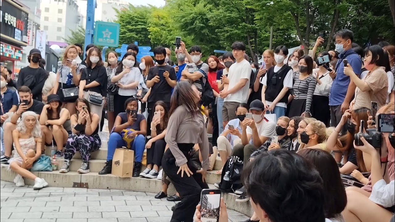 SUNDAY. YU KAGAWA. BEAUTIFUL CLASSY INTERACTIVE PERFORMANCE. HONGDAE STREET.