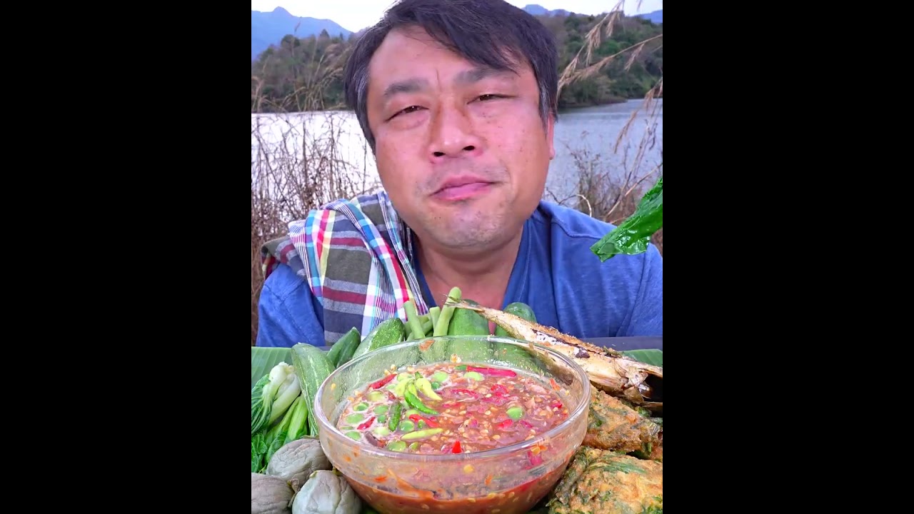HEALTHY & DELICIOUS! Eating Steamed Fish with Spicy Lime Sauce