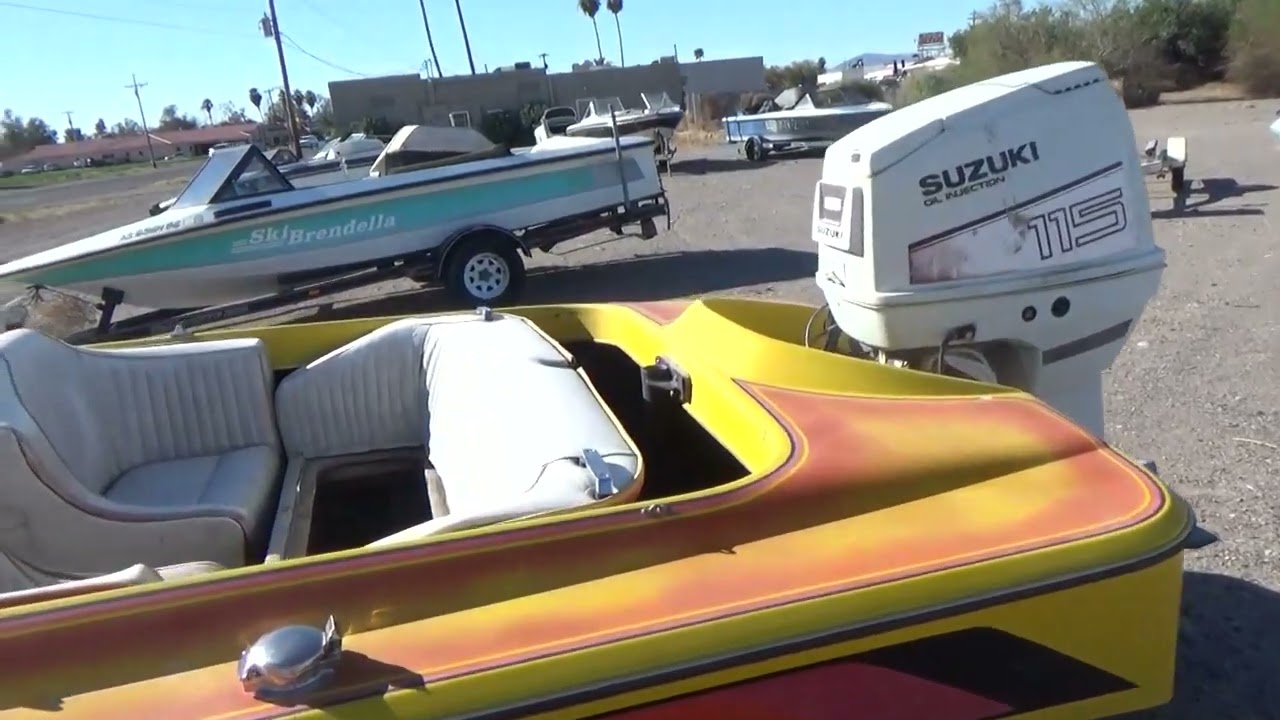 Заброшенный салон по продаже катеров для водных лыж и школа водных лыж в Форт-Мохейве, Аризона.