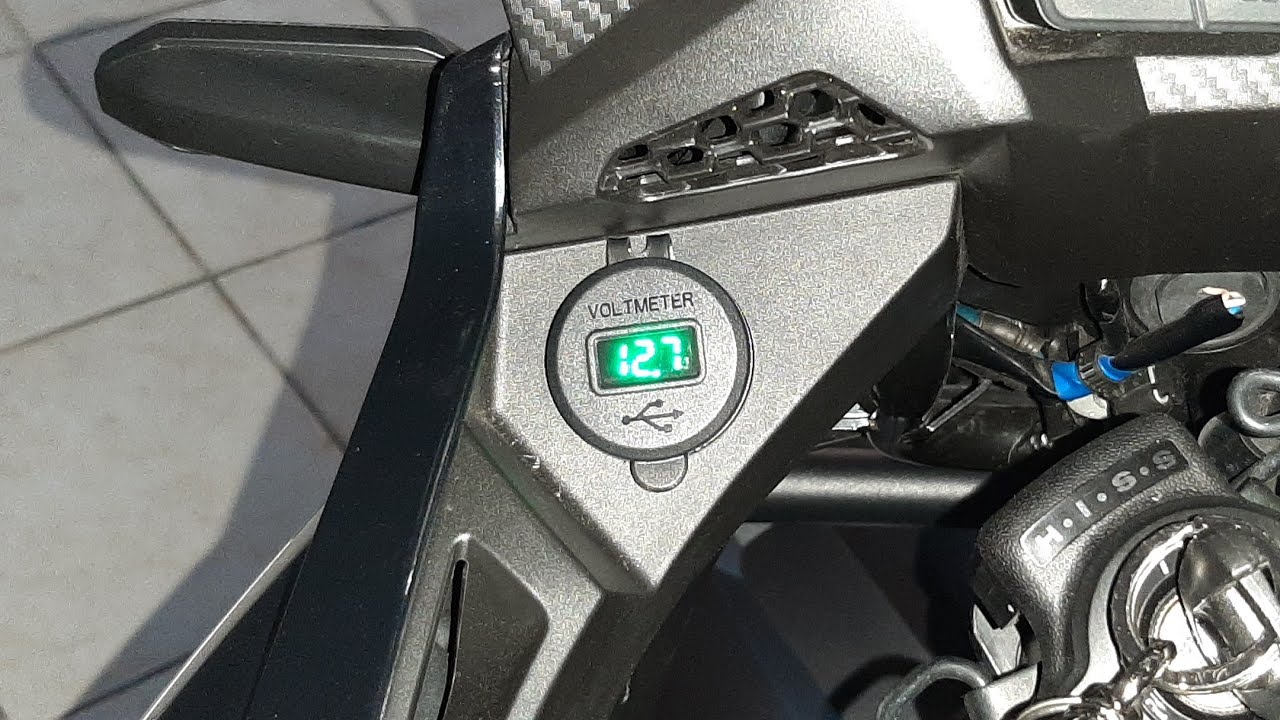 Instalei uma tomada USB na CB 500x, sem cortar fios.
