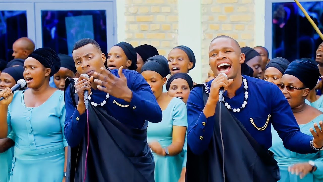 Mbega Kubyinira Imana ukuntu Ari byiza! Future hope choir muruhango Imana yadukoreye ibitangaza