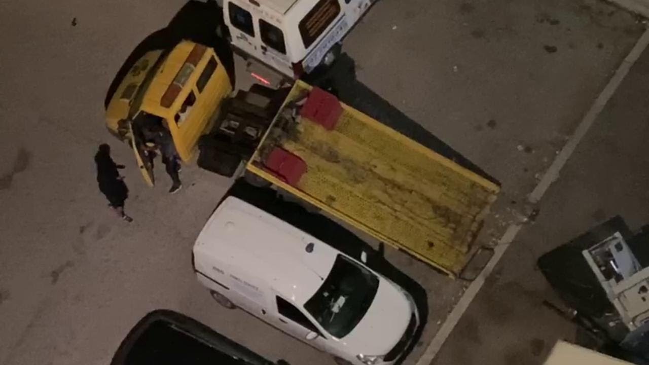 Tutti sentono, nessuno interviene e il colpo riesce: così portano via un bancomat col carro attrezzi