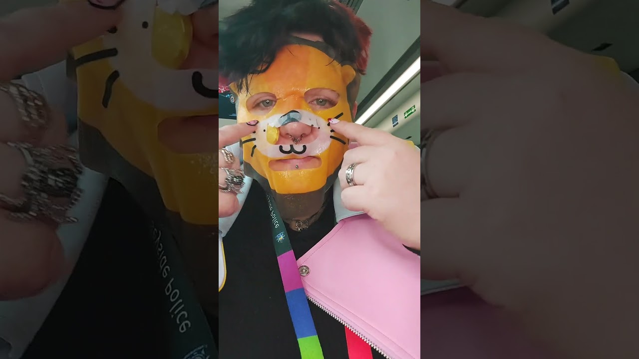 Doing skincare in the train omw to a modelling shoot! 