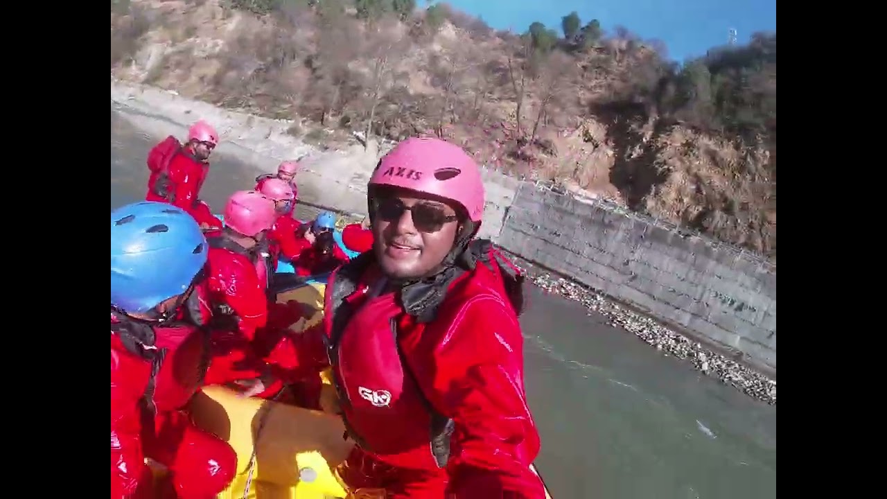 Enjoying with friends Manali river rafting do subscribe and like 
