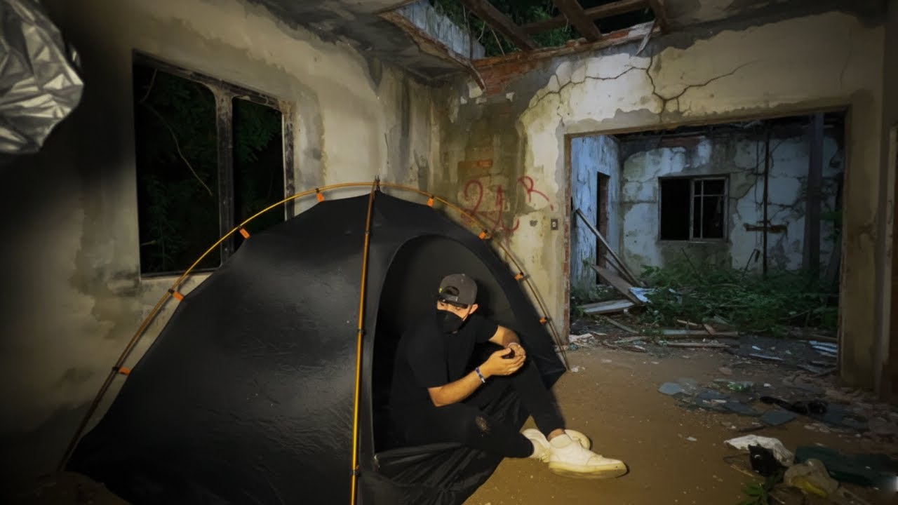 Acampe Solo en una Casa Abandonada Embrujada y Maldita con Actividad Paranormal 