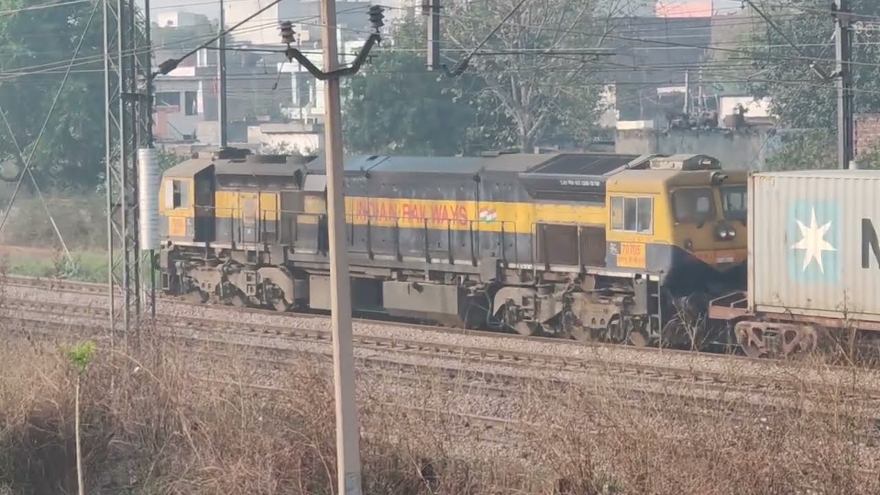 WDG4D DIESEL ENGINE 🚂 || GOODS TRAIN INDIAN RAILWAY CONTAINER TRAIN 🚂 ||