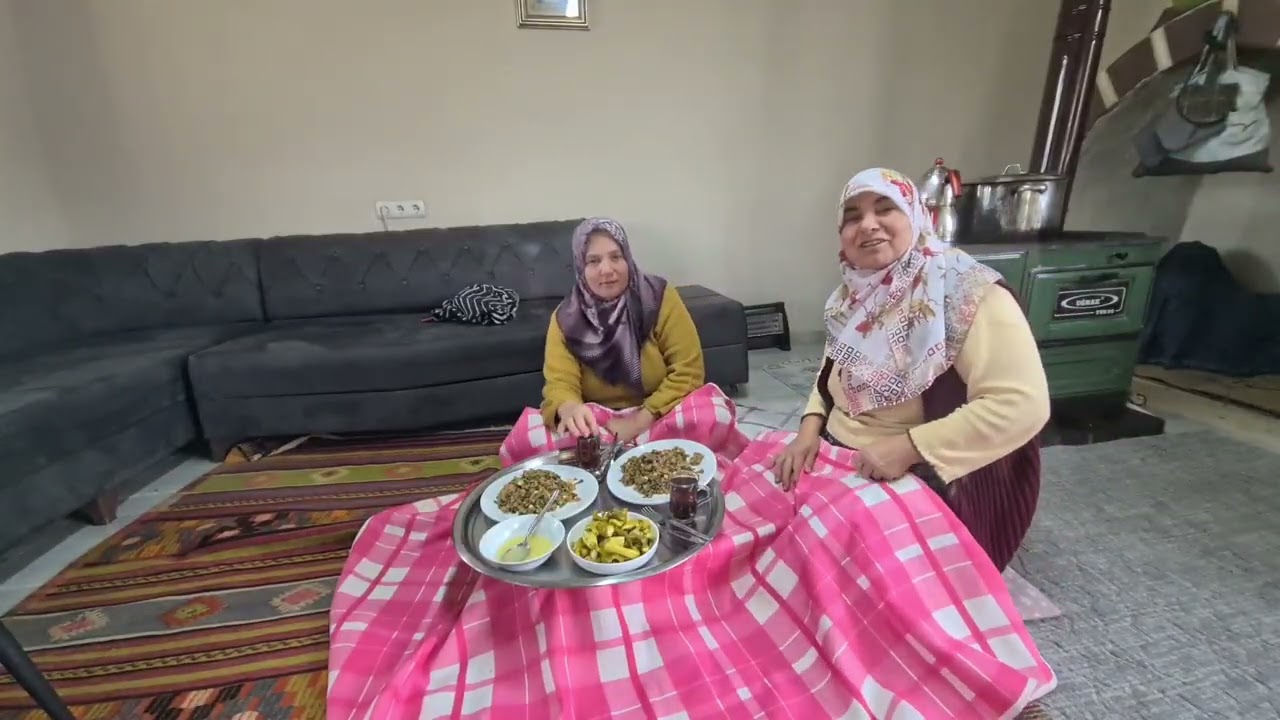 BAHÇEDE NE VARSA TOPLADIK KISIR KIŞ AYINDA ÇAN İÇMENİN KEYİF KISMINDAYIZ NEŞELİ GELİNLE KISIR CAY