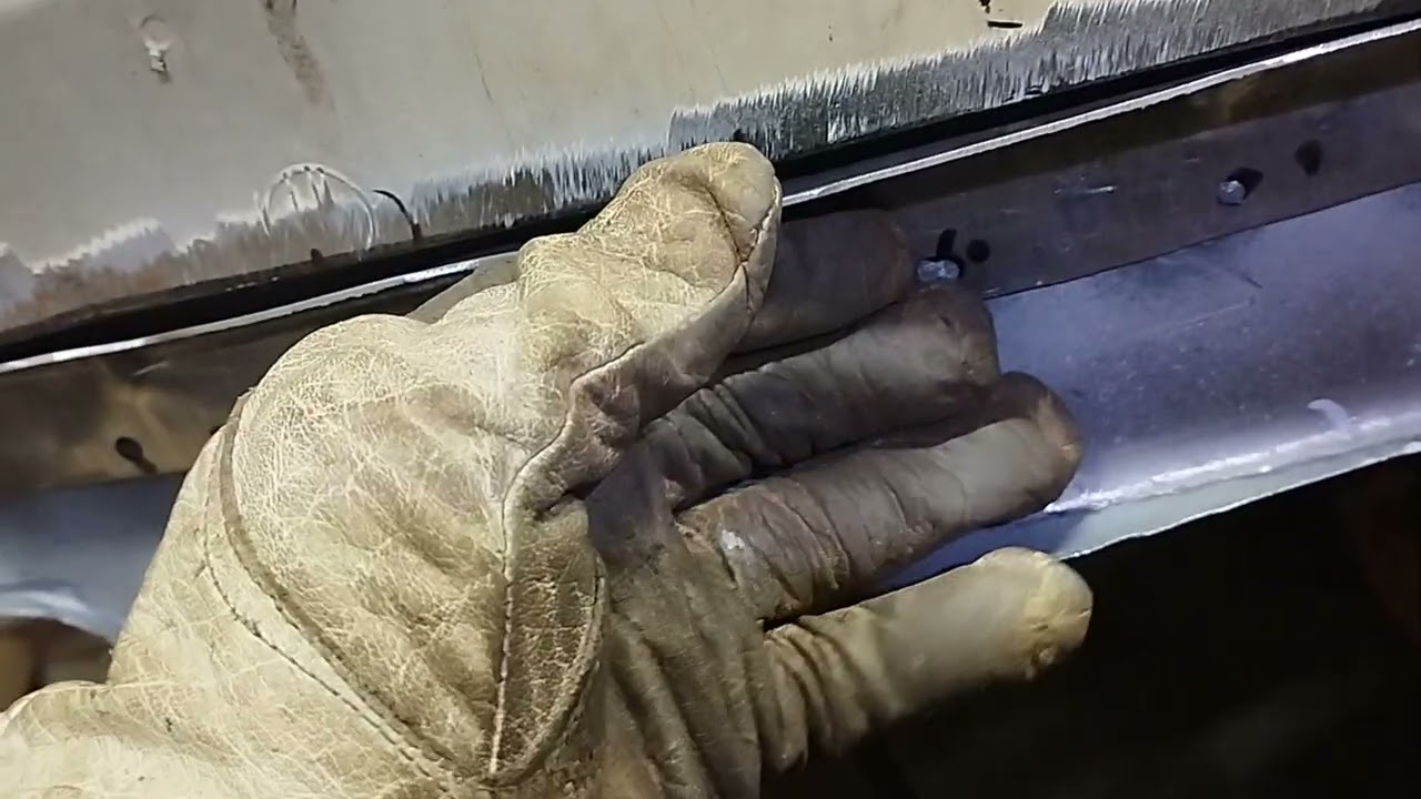 Blacharka. Dorabiam kawałek podłogi i inne pierdoły. Iveco Daily cz 3