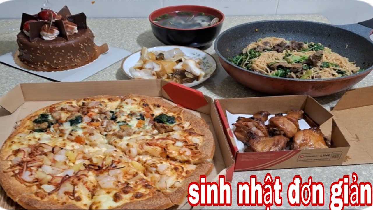 Hôm nay sinh nhật ông xã chỉ có bánh Pizza bánh kem và món mì xào