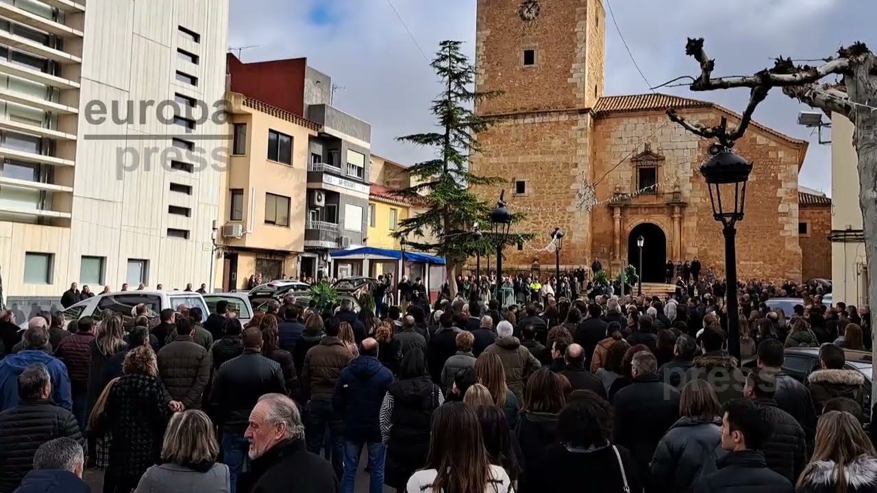 Quintanar del Rey arropa a los familiares de las dos niñas asesinadas por su madre en su entierro