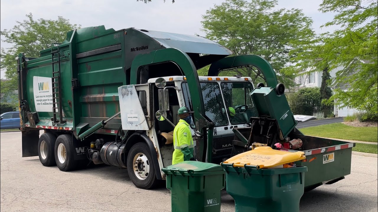 WM Mack LE McNeilus Pacific Carry Can Garbage Truck on Yard Waste