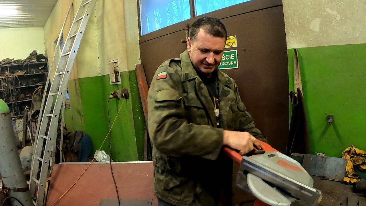 Piła tarczowa do cięcia stali [podczas budowy największej przyczepy i taśmowa