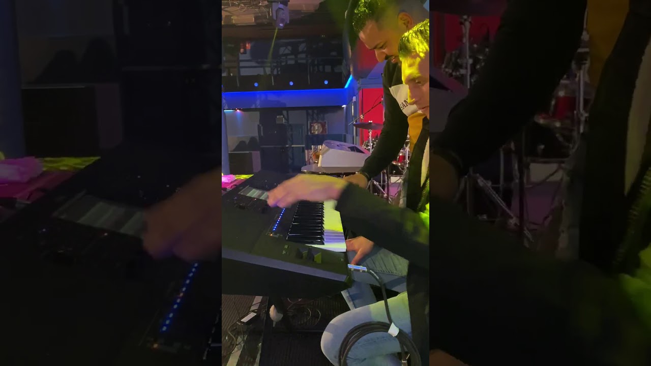 Jony de zorroza tocando piano por rumba portuguesa con absalon bruno oleee