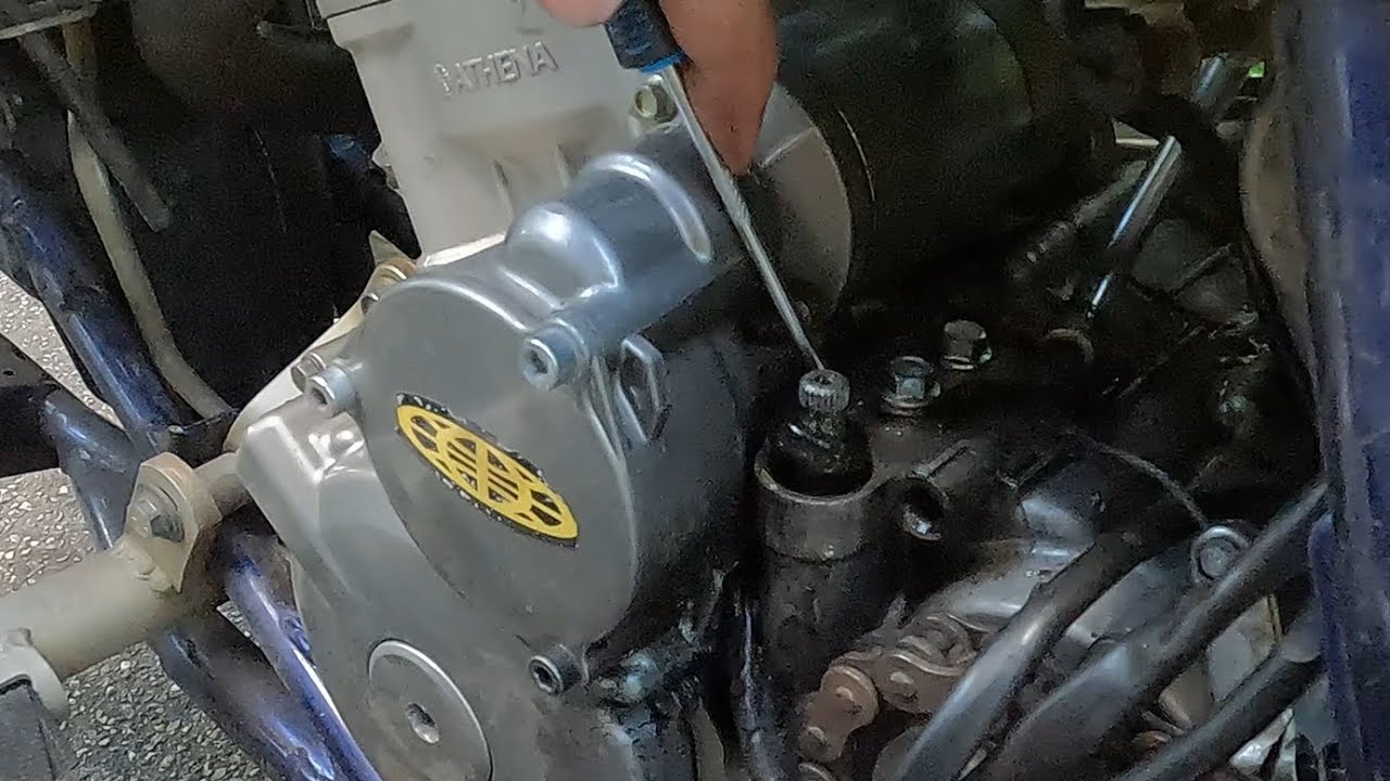 How to: Suzuki LTZ 400 clutch shaft oil seal replacement  |  Also for Suzuki DRZ 400