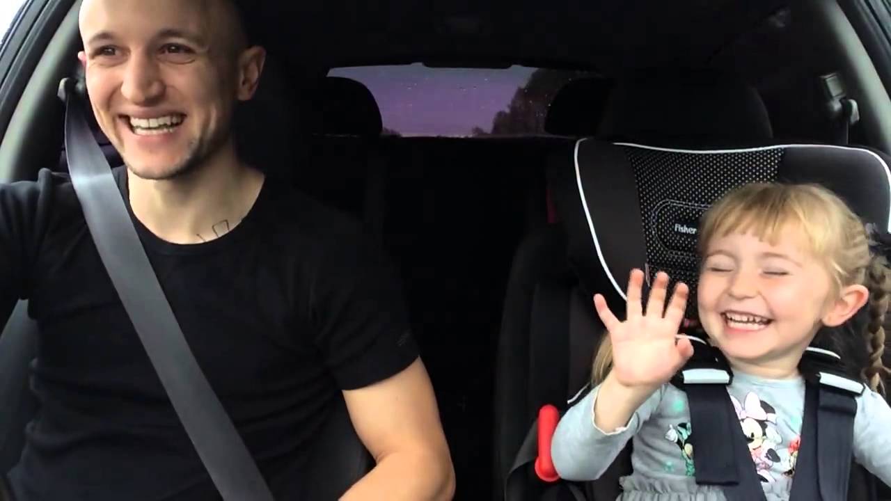 Dad and his girl singing Frozen - Let it go in the car