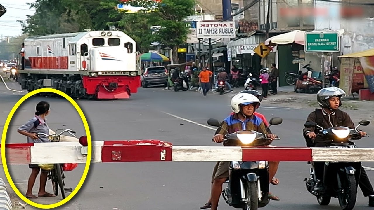 Palang Sudah Ditutup, Warga Kaget!! Tiba-tiba Dari Belakang Muncul Hal Tak Terduga! Perhatikan!!