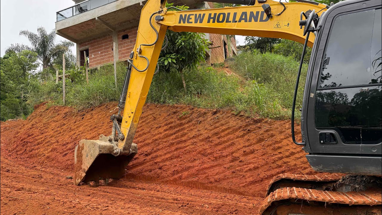 “Esse tipo de serviço quase ninguém mostra… rampa riscada raiz! 💪🚜”feita com ESCAVADEIRA HIDRÁULICA 