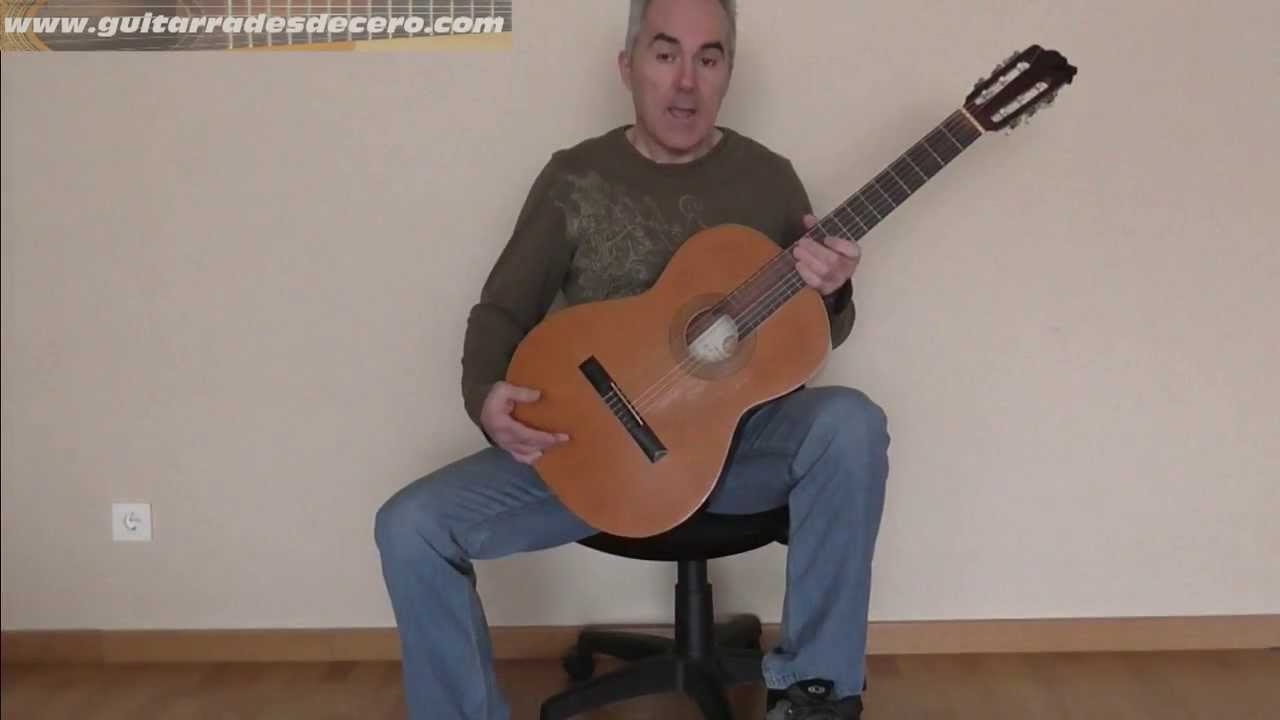 Postura clásica para sujetar la guitarra