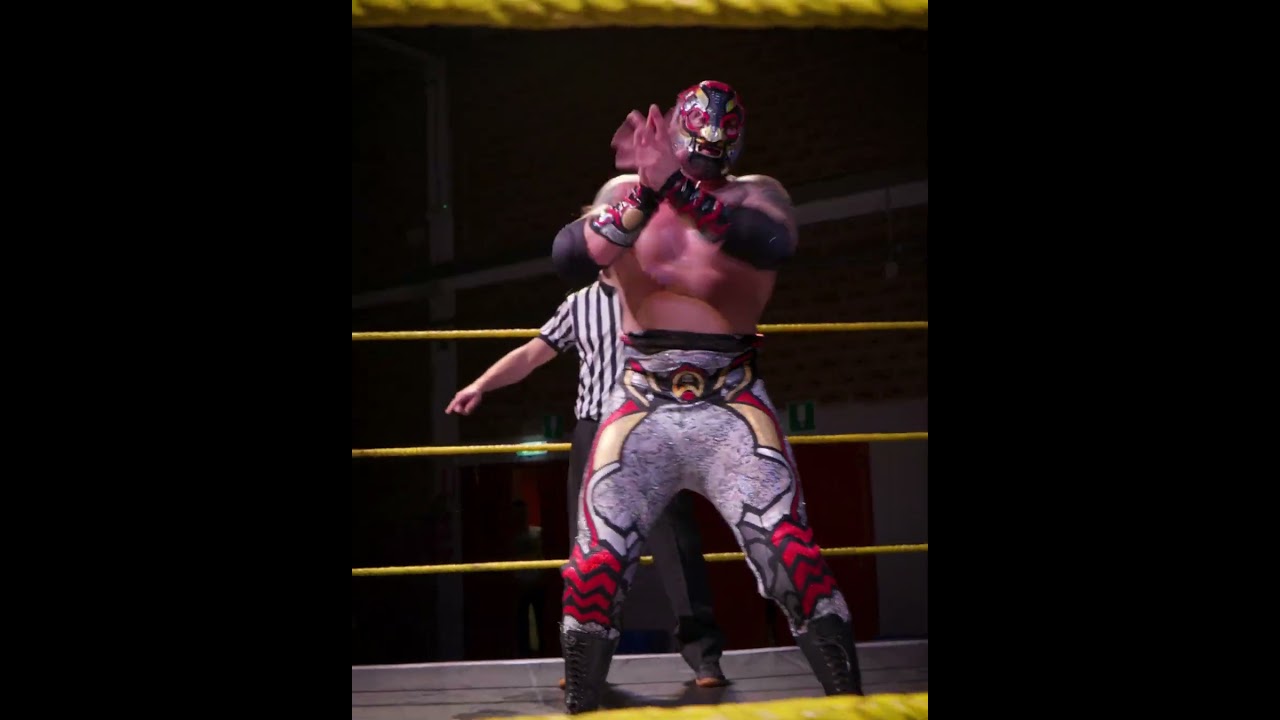 Red Scorpion Dives out of ring vs Aigle Blanc